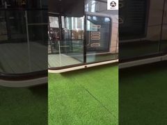 Tàu Vũ Trụ với Trang Trí Tinh Xảo