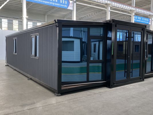 Ngôi nhà container hai cánh với ban công và cấu trúc thép là giải pháp cuối cùng cho các công trình xây dựng.